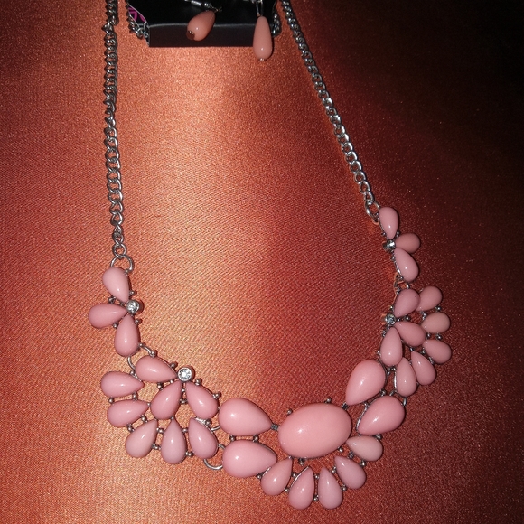 Womans Designer Necklace and Earrings Set. - Picture 6 of 6